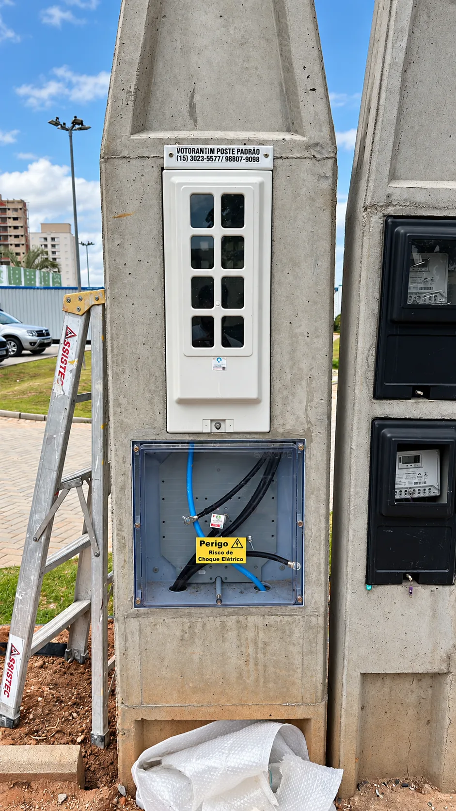 Poste do grupo C4 a C6 com quadro branco vertical e caixa de proteção inferior